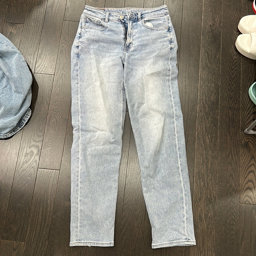 Size 2 AMERICAN EAGLE mom jeans